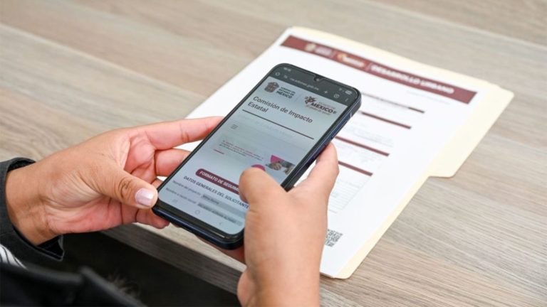 Evaluación de Impacto Estatal en el Estado de México consultada desde dispositivo móvil junto a documentación de proyecto urbano