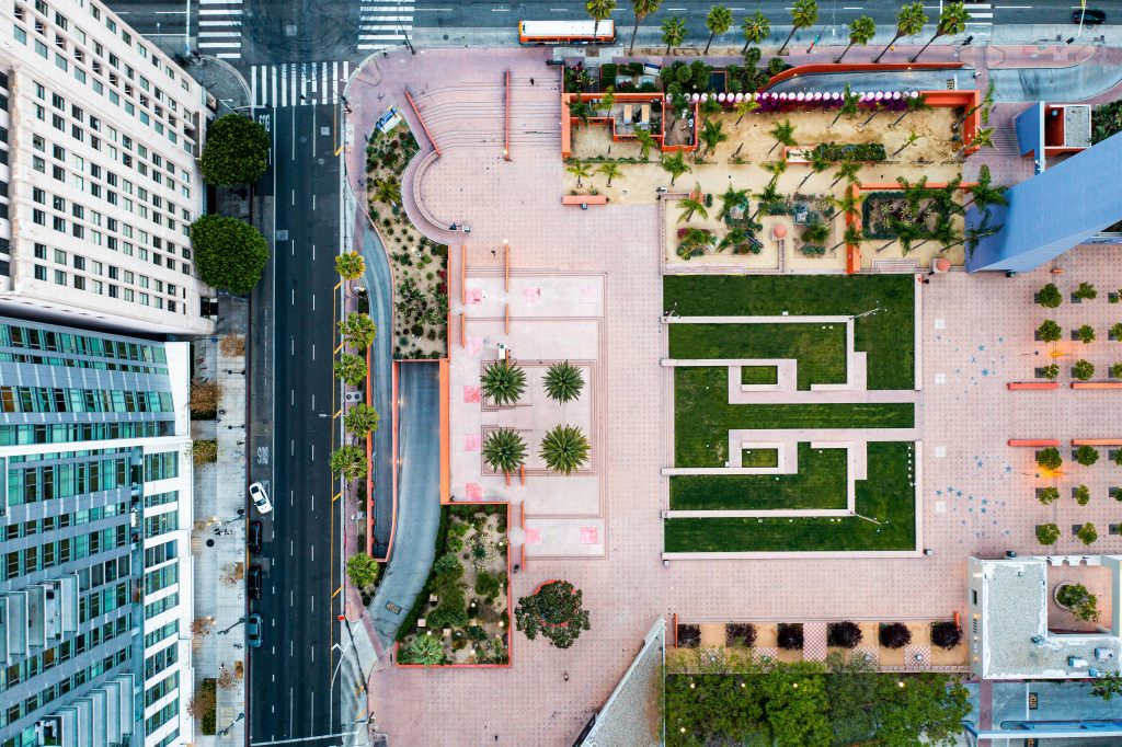 Diseño urbano visto desde el aire mostrando la integración estratégica de áreas verdes, espacios públicos, vialidades y edificaciones dentro de un desarrollo inmobiliario moderno.