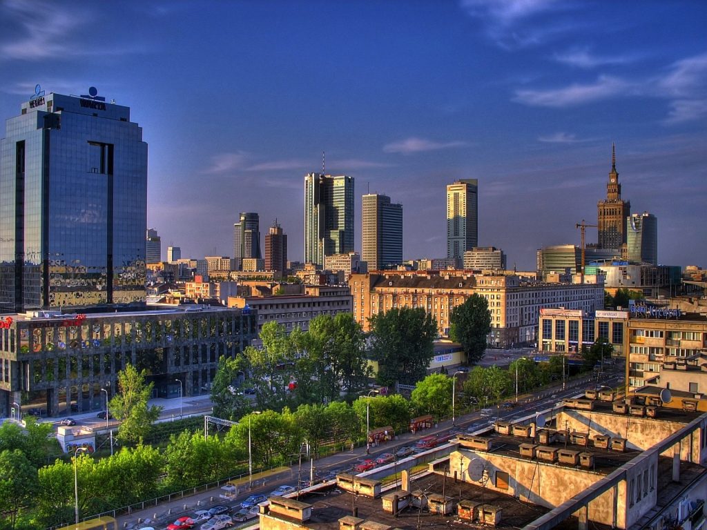 Skyline urbano que representa la planeación estratégica y el desarrollo ordenado de una ciudad mediante un Plan de Desarrollo Urbano.
